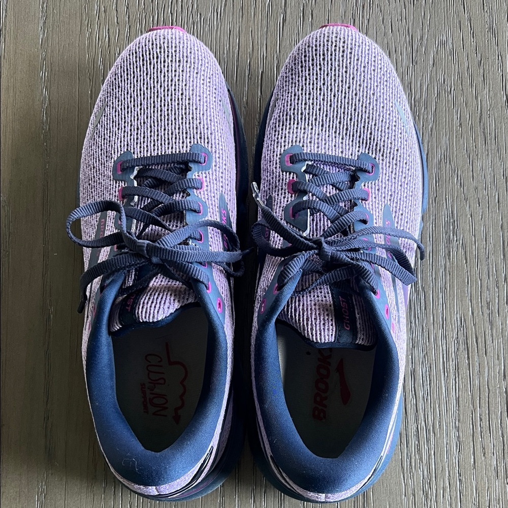 LIKE NEW Brooks Ghost Women's Lavender and Navy Sneakers